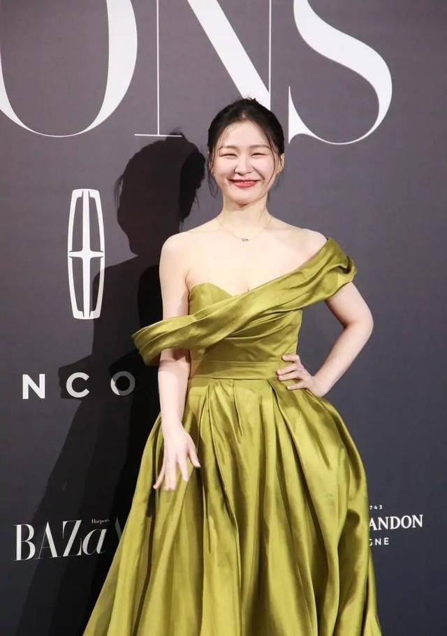 潜力股|金靖原来也是“潜力股”，礼裙上身女神范满满，以往真是小瞧了她