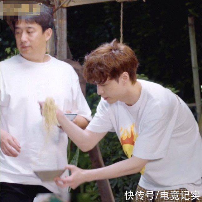 举动|《向往5》嘉宾吃面，张艺兴夹面时的举动，素养高低一望而知