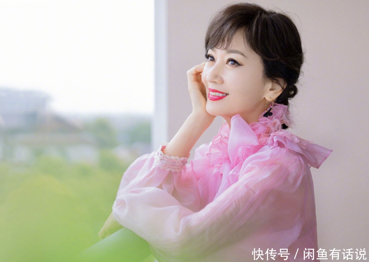 高级感|女人到了60岁,穿裙子记得这4个小技巧,不但减龄还会有高级感