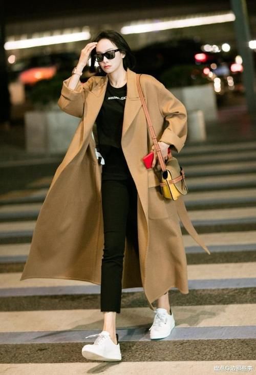 新年搭配不要再选纯黑外套了，看看深棕的穿搭指南