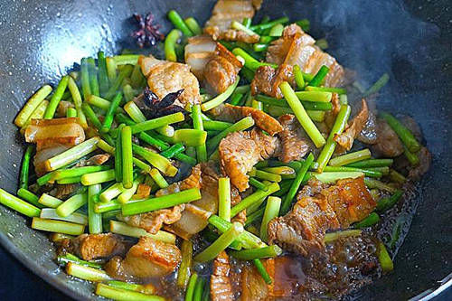 蒜苔炒肉时，蒜苔直接下锅炒大错特错，多加一步，更香又入味