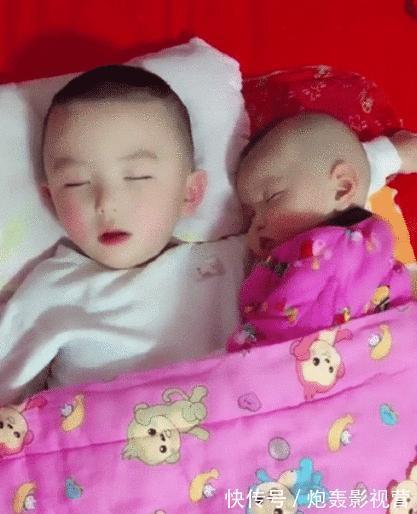 妹妹|“最暖的哥哥”火了,4岁哥哥哄妹妹睡觉,掀开被子后睡姿太暖心