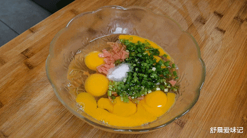 早餐|鸡蛋别只煮着吃,做营养好看的鸡蛋卷,一卷一切,从此早餐不用愁