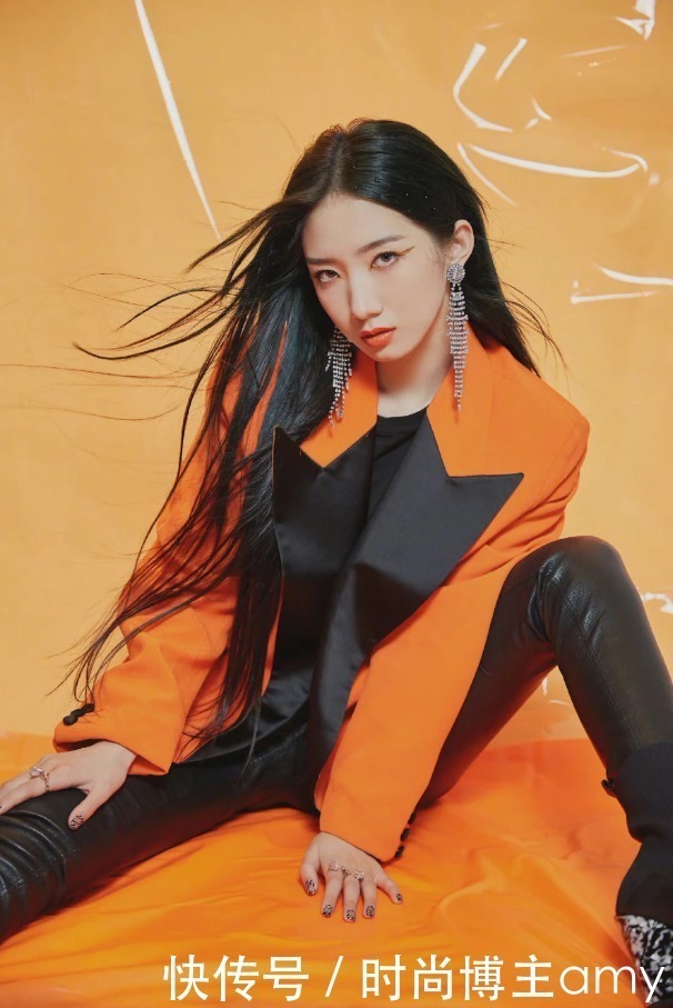 毒汁|孟美岐的腿是什么水平?把毒汁裤穿出褶皱感,这身材谁不羡慕