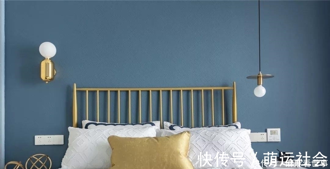 复古感|98平三居室,进门就被客厅迷住了,淡雅轻奢真好看,卧室很个性