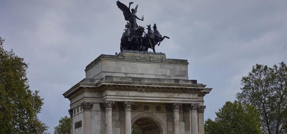 四合院|漫游伦敦:踏上皮卡吉里广场,看看那儿的瑟瑟细雨和灯火