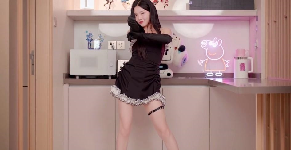 腿环|B站欣小萌换装舞蹈,6件衣服可爱大方,腿环设计深得人心