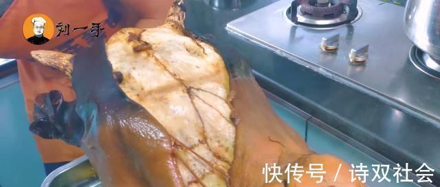 老刘花308买了一整只牛头,光卤制就花了一天,一家人吃着真过瘾