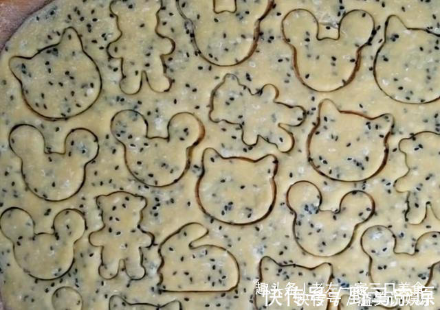 松软|宅在家里做美食，芝麻里打4个鸡蛋，不蒸不烙，松软美味比面包香