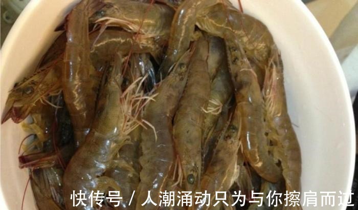 热水|水煮基围虾一煮肉就柴原来是加错了“水”，难怪腥味浓不鲜嫩！
