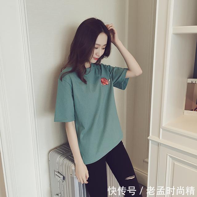 短袖 20岁左右的女生这么穿青春减龄,时尚个性