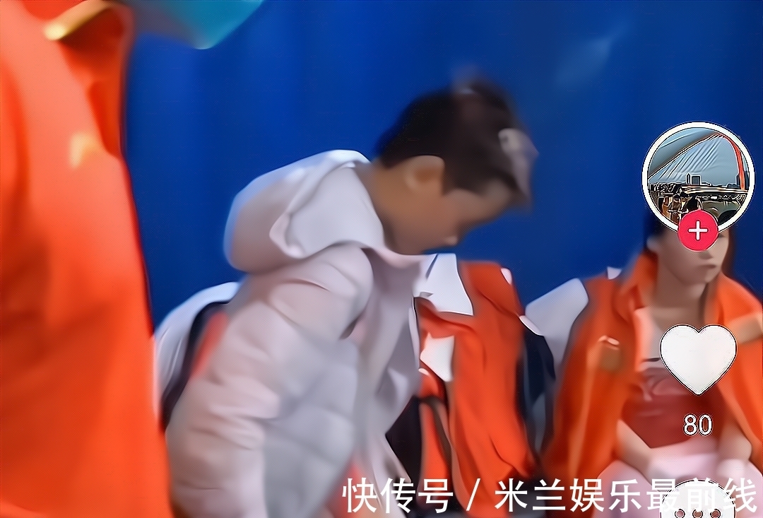 2大保鏢左右護(hù)送!全紅嬋昂首挺胸走在中間,夏天穿大棉襖挺喜感