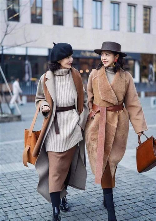 女人过了55岁，就要少穿小黑裤，学三木妈妈这样穿，特高级