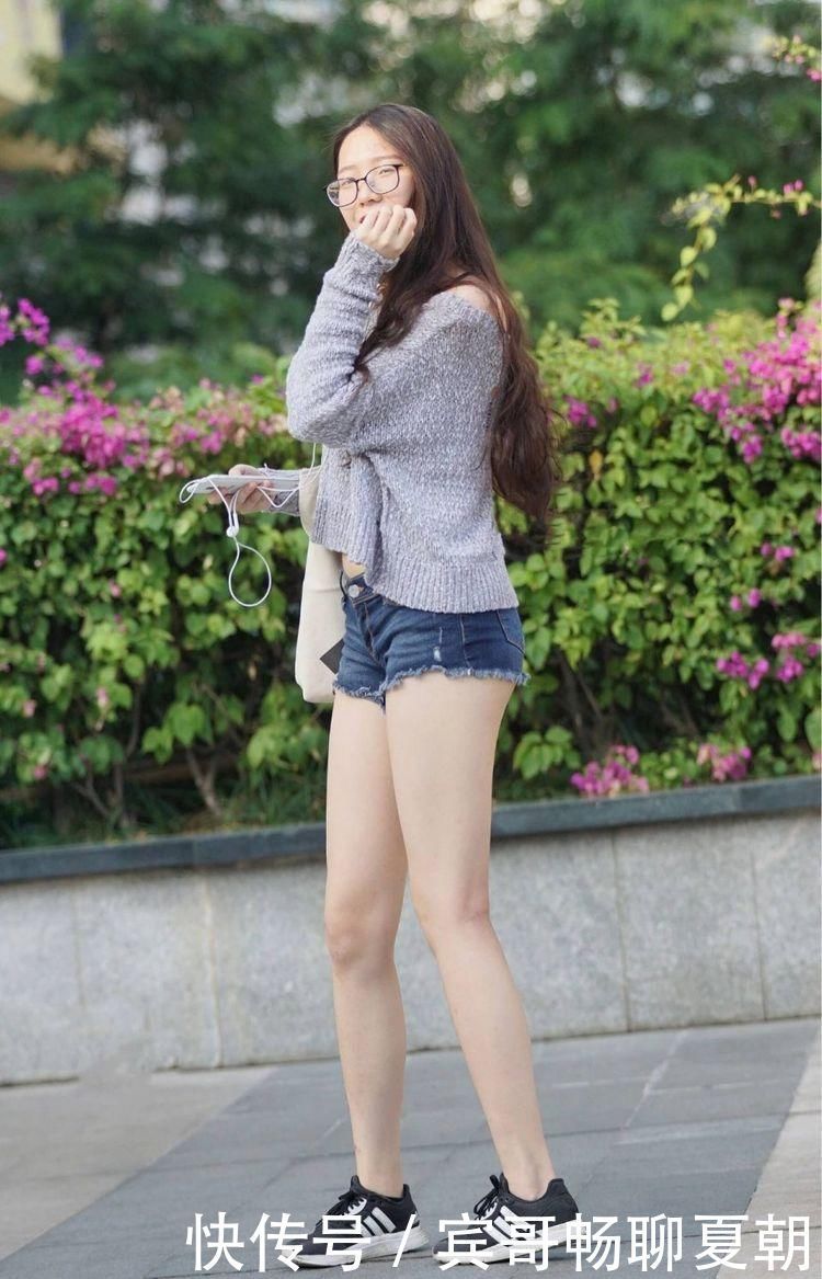 街拍买奶茶的牛仔热裤小姐姐，纤细高挑，像极了学生时的初恋