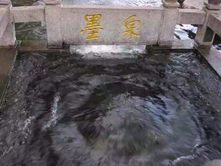 中国唯一一座泡在泉水里的城市，在这座城市里接的是水，享的是福