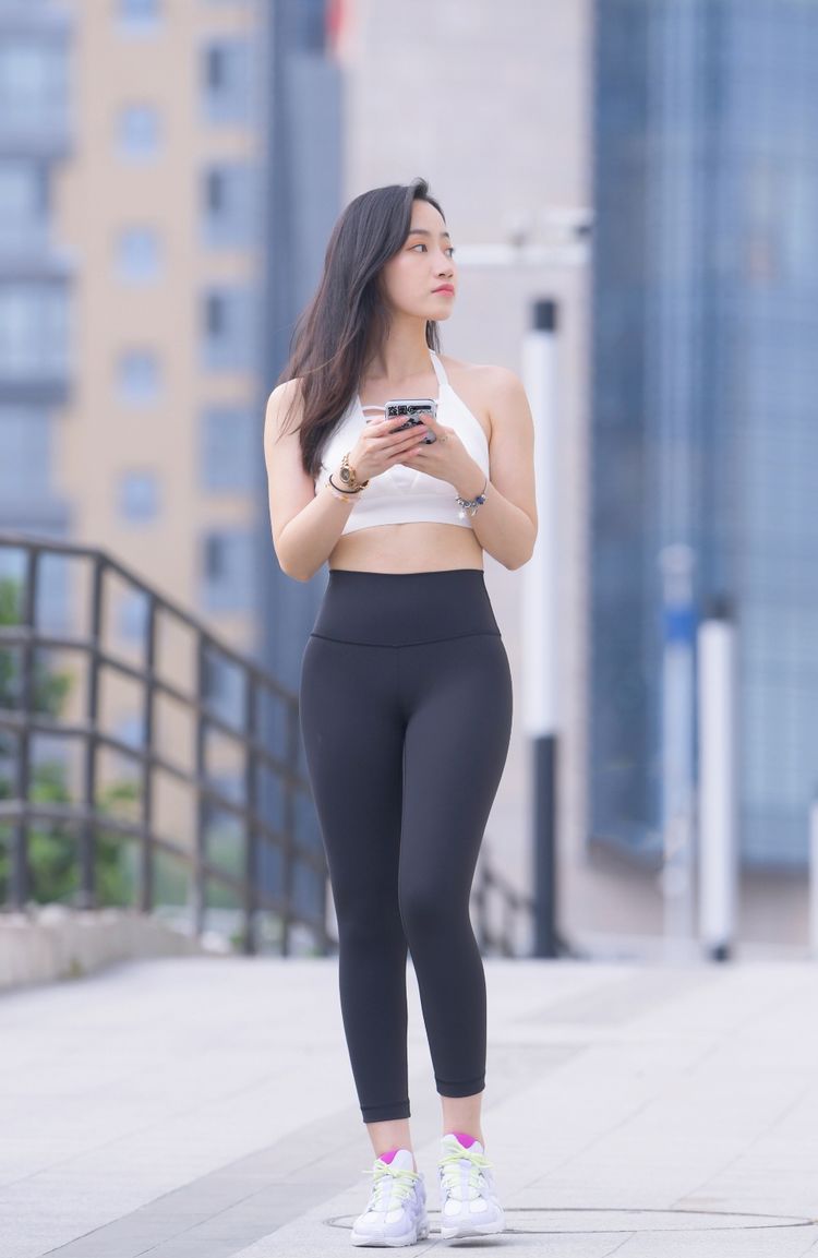 时尚|街拍：用短靴来搭配短裙，可以舒适时尚地穿着它，很有年轻时尚感