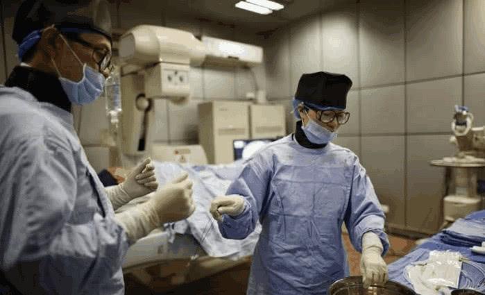 爷爷奶奶|女孩肚子疼痛难忍,医生取出”异物“后,妈妈晕了过去。