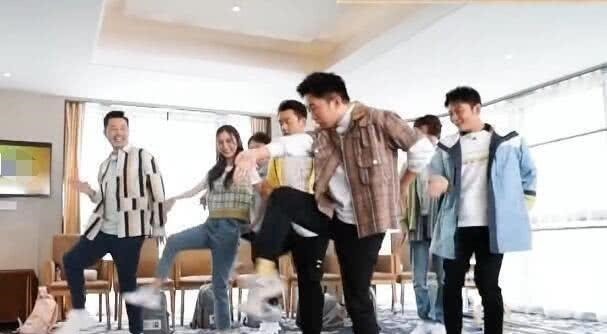 舞蹈|有一种偶像负担叫做黄明昊，每个人都在杨迪学习滑稽舞蹈