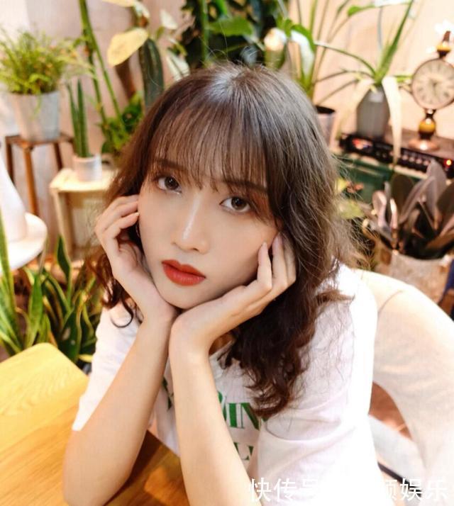 “港风色”更适合黄皮,素颜涂都很显白,关键是气质拿捏到位!