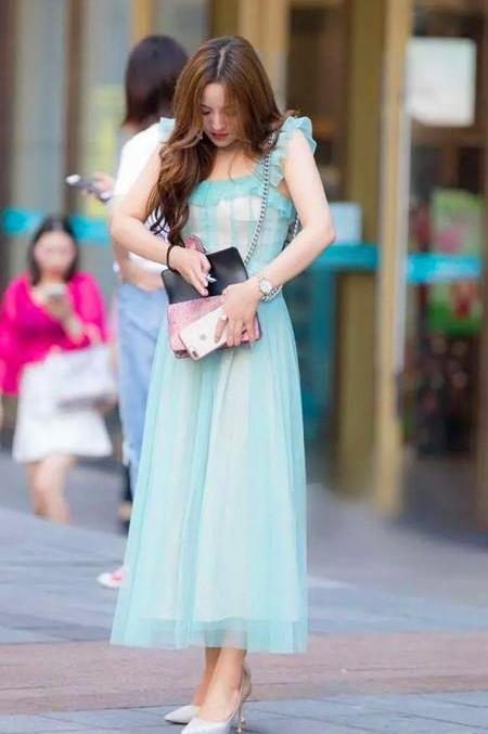  小姐姐|街拍长发飘飘的小姐姐，穿一袭吊带连衣裙，十分飘逸