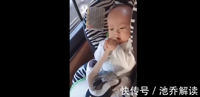 孩子|宝宝想脱袜子,费了九牛二虎之力终于成功了,心疼袜子一秒