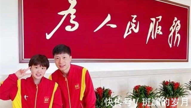 马龙|年龄相差15岁!国乒马龙弯腰合影张家齐,跳水奥运冠军开心回应