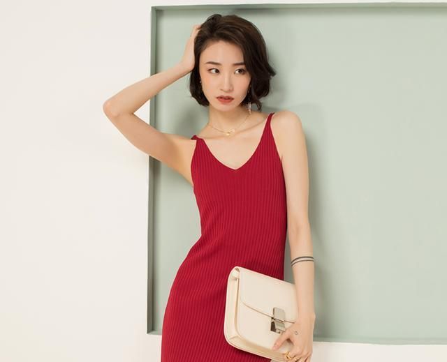 街拍小姐姐身材太好了,穿绿色抹胸裙白到发光,配初恋发真迷人