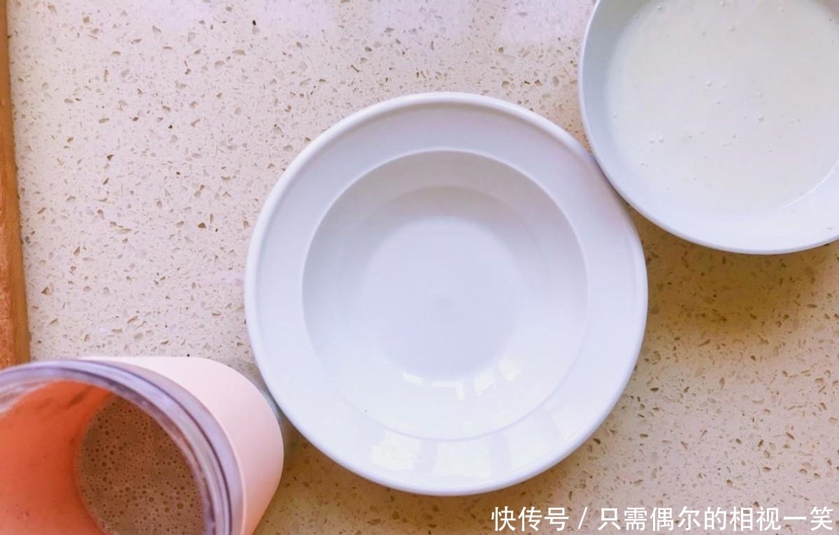 早餐别只喝牛奶,加点山药做山药百合双拼奶,营养又滋润