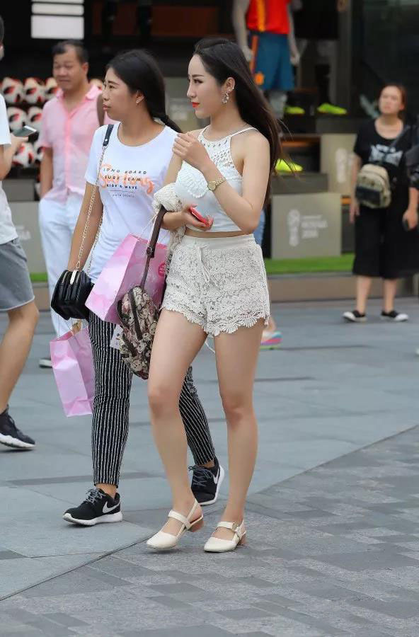 小姐姐|街拍小姐姐身穿蕾丝短裤搭配挂脖背心,穿出性感小清晰范儿