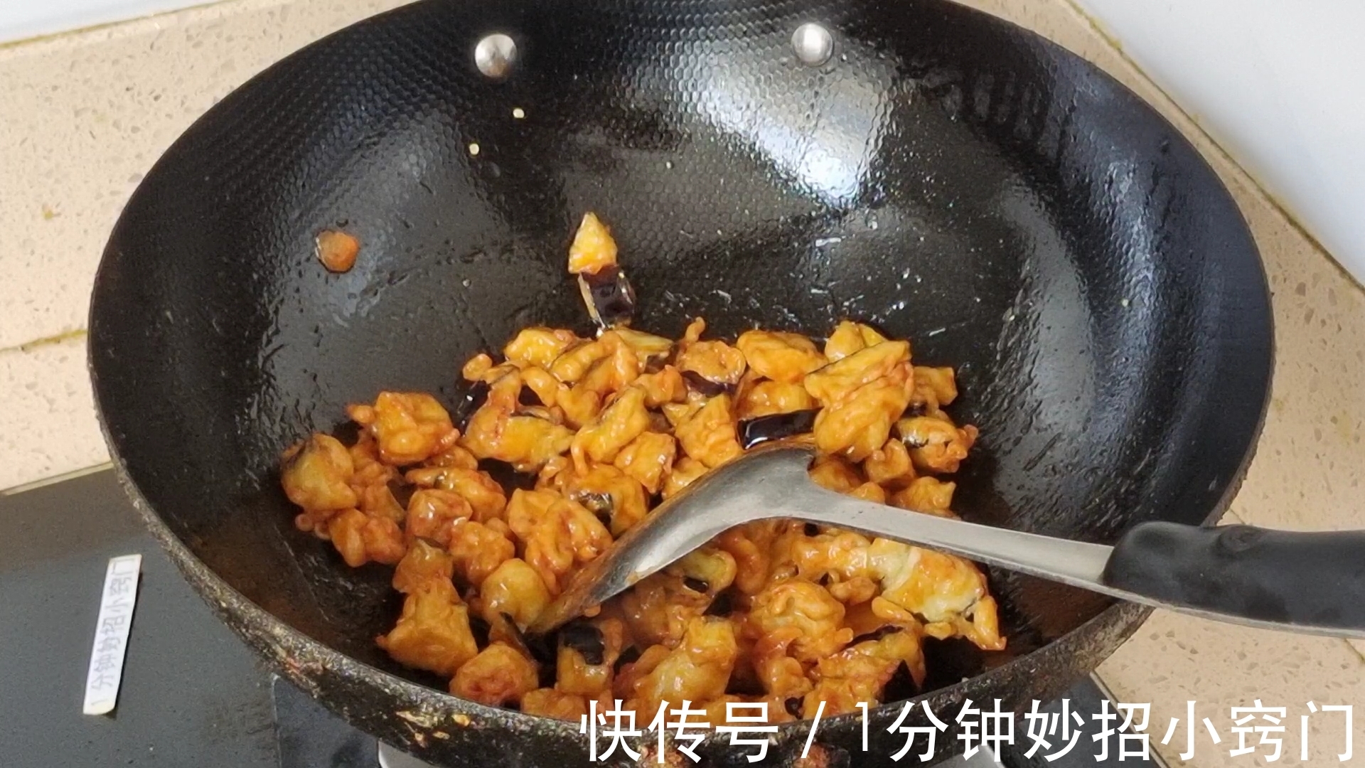 鸡蛋|把茄子切成丁,淋上2个鸡蛋,我家一周吃5次,又香又下饭