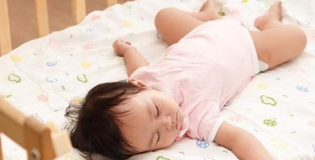 睡眠质量|婴儿睡觉时总是满床打滚,背后原因在这里,父母别忽视了!