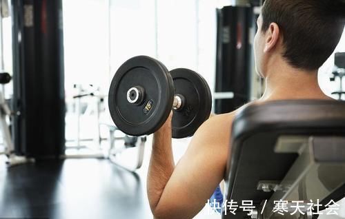 力量训练|明明是练哑铃弯举,为什么二头无泵感,肩部却酸得要命?