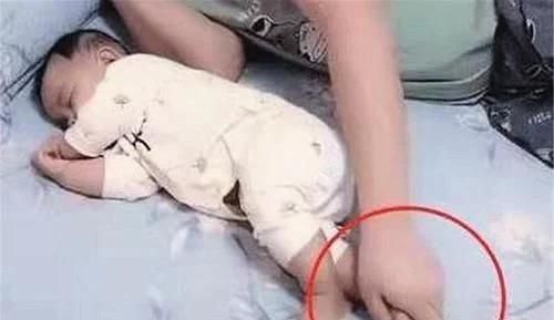 妈妈|“慌张爸爸”走红,醒来后摸脚丫、探鼻息,宝妈调侃娃还活着呢