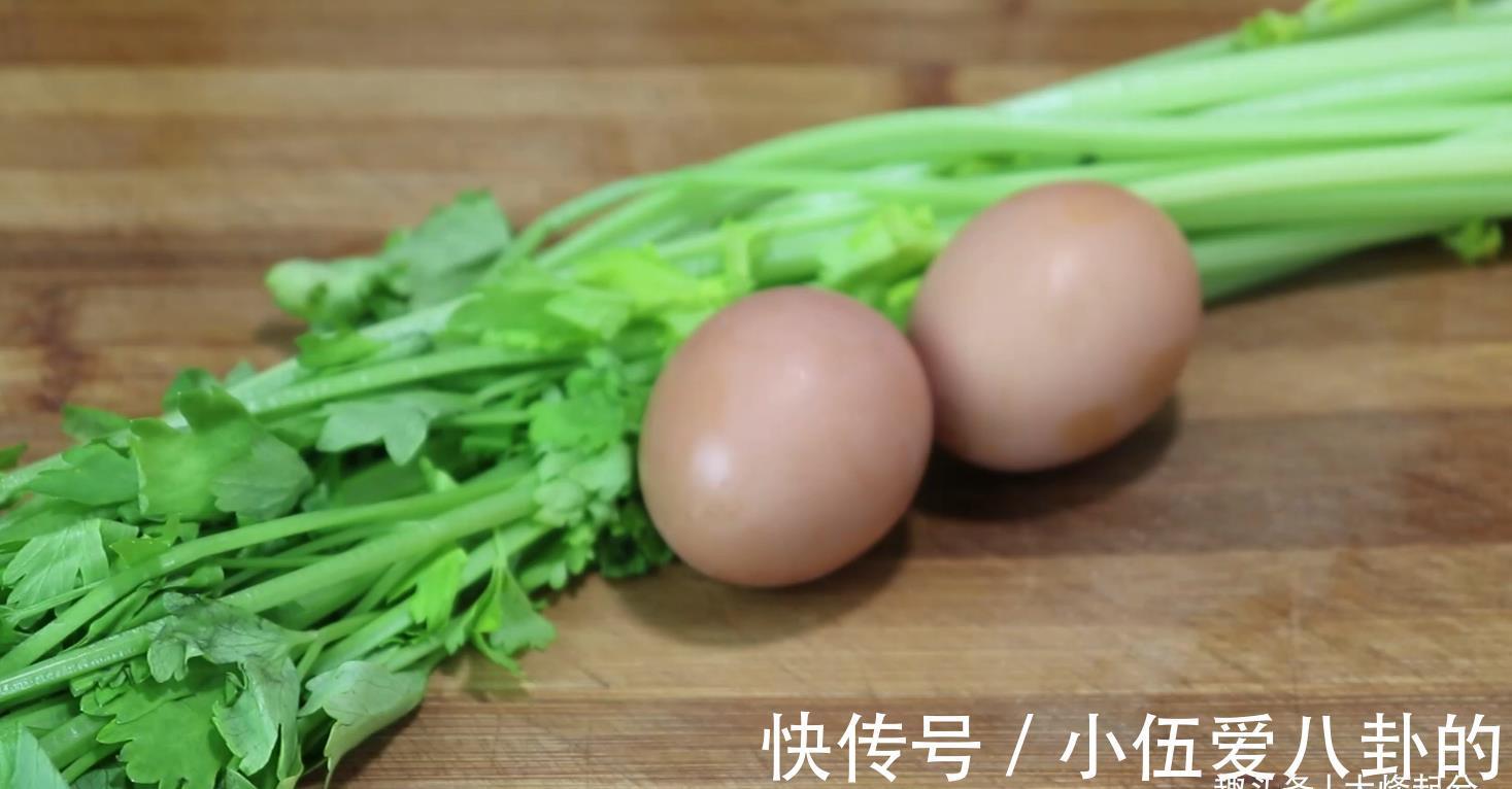 碎丁|芹菜不要炒着吃，打2个鸡蛋，6分钟出锅，轻松解决全家人早餐