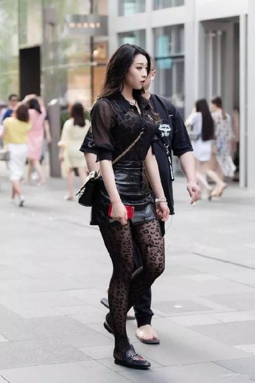 美女搭配一双黑色的小高跟鞋穿出去回头率满满，又非常的新潮时尚