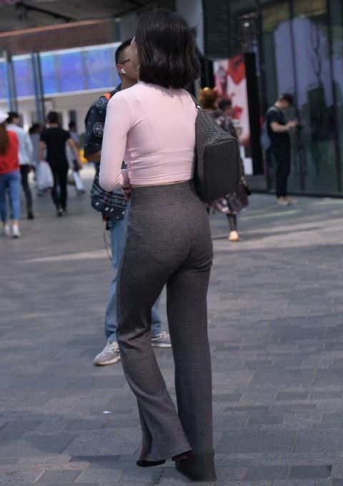 休闲时尚的喇叭裤,舒适又显气质,让你牢牢抓住路人“眼球”