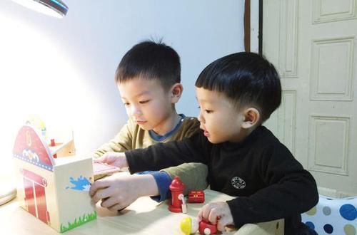 小娃娃|2岁萌娃“窜天猴”上身,笑翻宝爸,网友:穿尿不湿的你惹不起