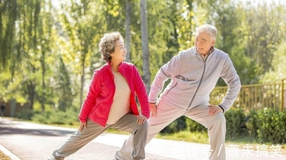 钙质|骨科医生提醒:50岁以后,常吃3种食物,骨骼或能“坚硬如钢”