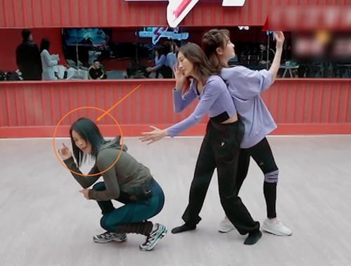 那英对自己的舞蹈很自信，迫不及待给导师展示，却被毫不留情吐槽