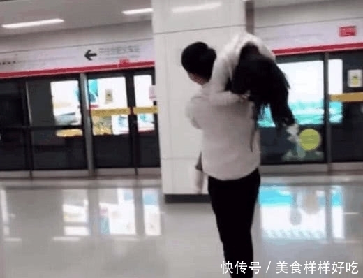 地铁|抖音小姐姐地铁一直“撩汉”,没想到直接被抗走,神操作!