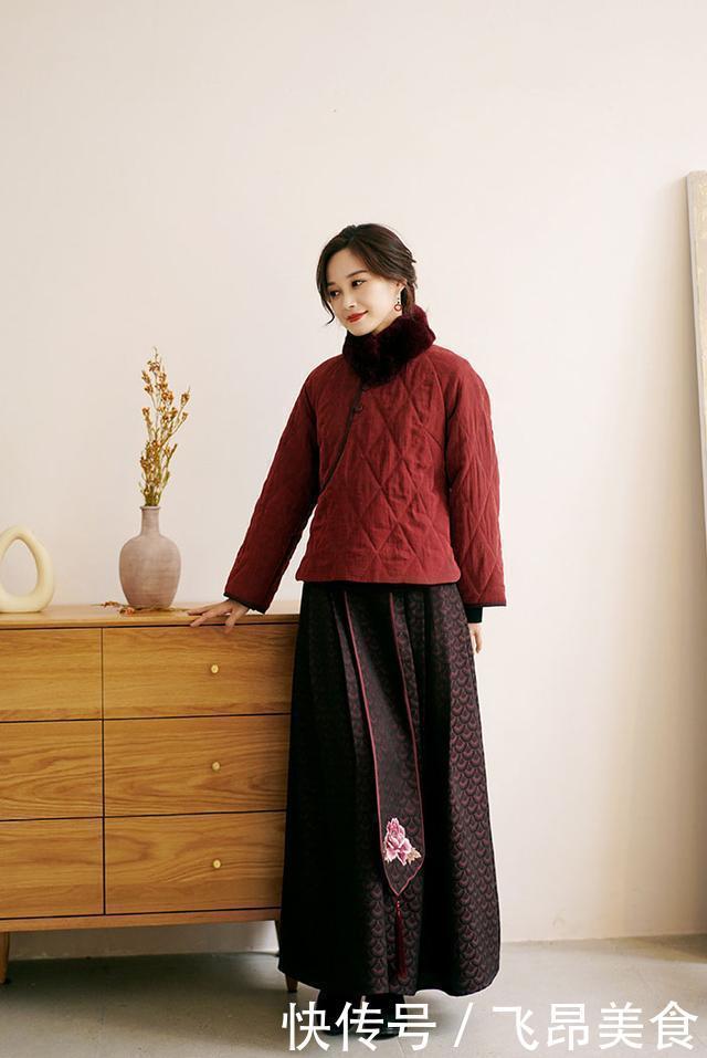 年过50岁的女人,冬天棉衣建议“买短不买长”,这样穿优雅减龄