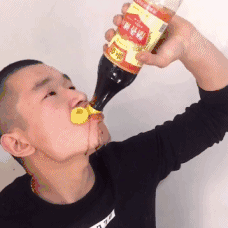 |搞笑GIF:下大雨的时候我们全班男生只需要一把伞就够了,你信不?