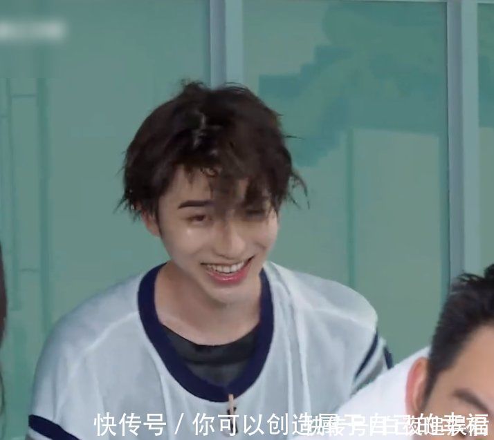 蔡徐坤在《跑男》中下水,脫妝之后素顏引熱議,簡直是內(nèi)娛天花板