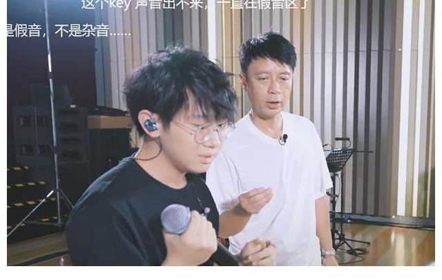 余空|好声音学员余空嗓音似周深，单人挑战汪峰队内五人乐队，一战成名