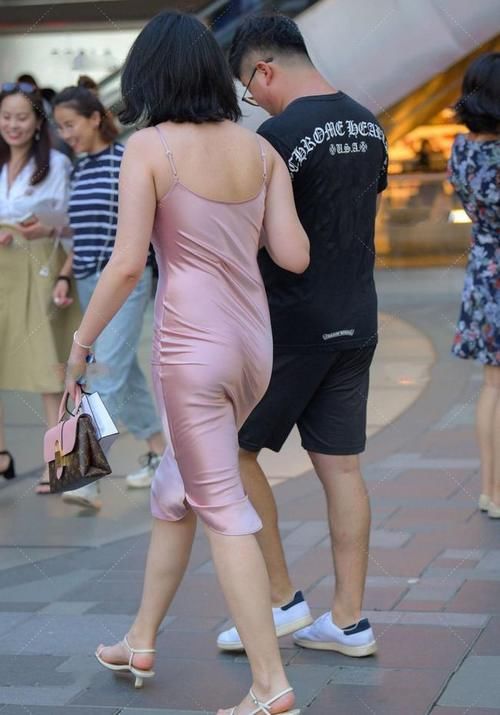 项链|粉色连衣裙穿出少妇的美区,身材简直太性感,让人心旷神怡