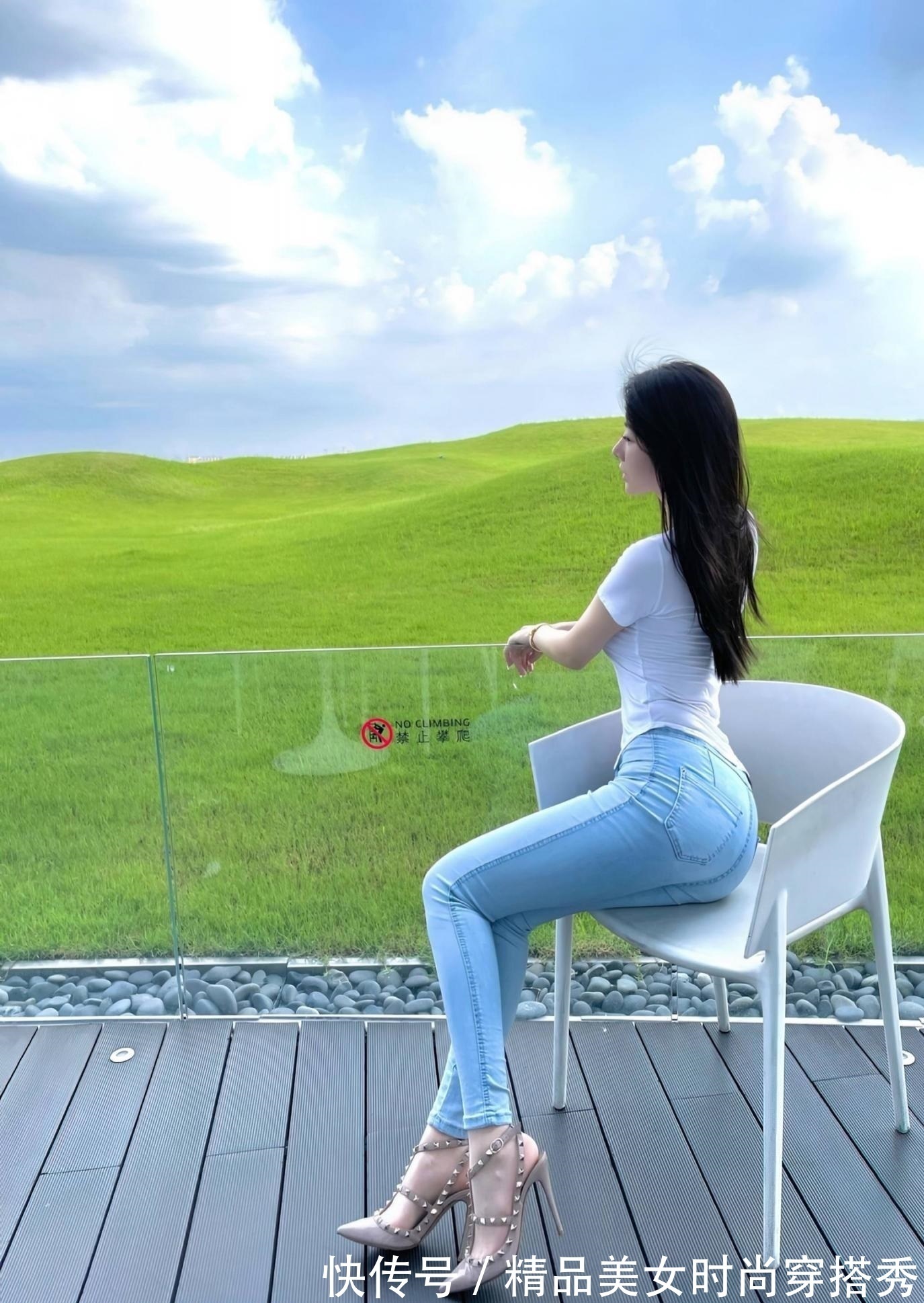 优雅 水洗白的牛仔裤干净利落,修身的款式更加的显身材,尽显优雅气质