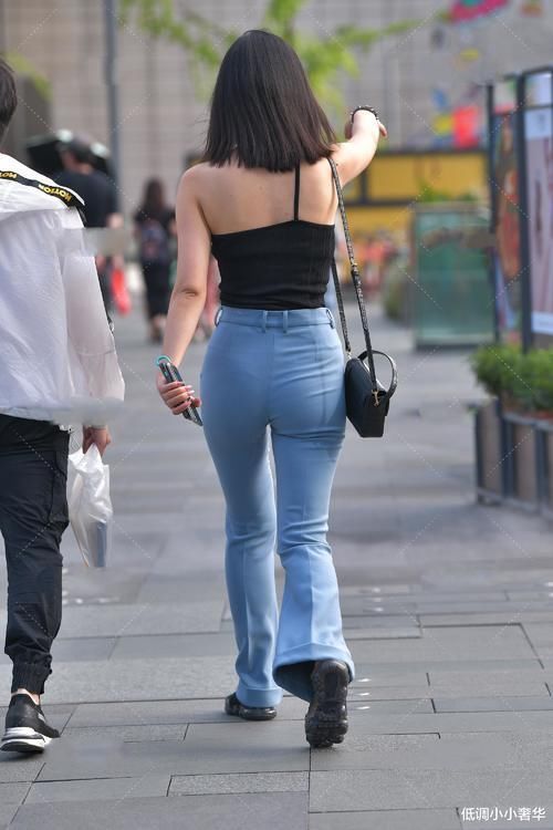 版型 黑色露肩吊带与蓝色拖地裤搭配,高级感十足,气质高贵