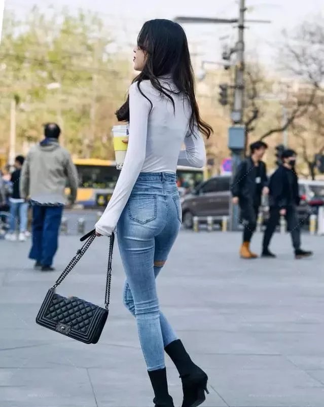 打底|白色打底加牛仔裤，清爽时尚搭配，减龄显瘦