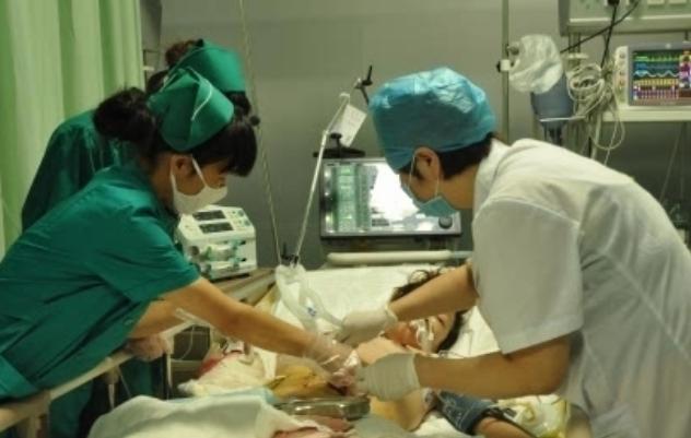 呼吸机|孕妇剖腹产下龙凤胎,昏迷不醒时老公狠心拔掉呼吸机,网友心疼