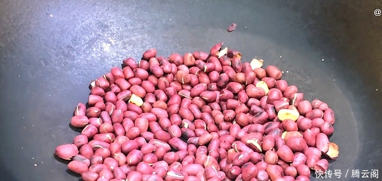 把火龙果倒入滚烫的开水中,瞬间变美食,孩子们就爱这样吃,真香